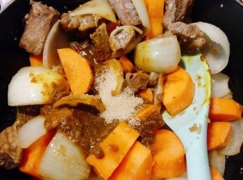 step8: 下甘筍，再加入3湯匙咖喱醬和糖炒勻片刻。