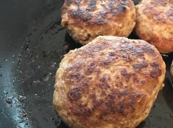 step7: 開大火，鍋熱後加入沙拉油漢堡排轉到中火煎煮至漢堡排底下變色，稍微膨起來後才可以翻面。翻面後轉小火，蓋鍋蓋悶大約10分鐘。