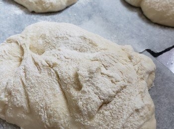 step4: 靜止(35分鐘)後重複把麵糰(拉高翻下)扯在叧一端型成對摺
完全不需理會外觀,入爐輕灑上高筋粉,《一分為四》