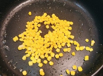 step3: 原鍋下急涷粟米粒略炒，再下粟米蓉和雞湯。