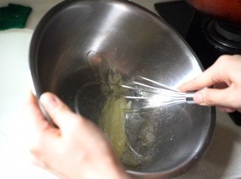 step2: 將蛋白蛋黃分開，蛋白放進大盤，蛋黃放入小碗。
用打蛋器打起蛋白，先把蛋白放入雪櫃半小時，蛋白放久了會減低黏稠度，讓空氣更容易打入蛋白中！