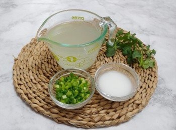 step2: 湯汁及配料：   
雞湯650毫升 / 清水100毫升 /生粉3茶匙  / 芫茜粒、蔥粒適量