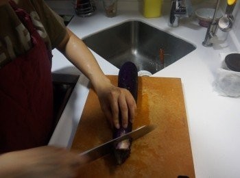 step2: 期間洗淨茄子，切走茄子蒂，剪厚身