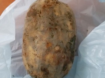 step1: 蓮藕宜選有泥的。無泥蓮藕雖然外觀會較好看，但其實是經過漂白加工的，有泥的蓮藕卻是純天然的，清甜又爽口，至於保存方面，有泥蓮藕可以保存3至4天，而無泥蓮藕很快就會氧化變黑，宜即日食用。