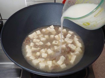 step9: 轉為慢火下適量生粉水推成羹狀