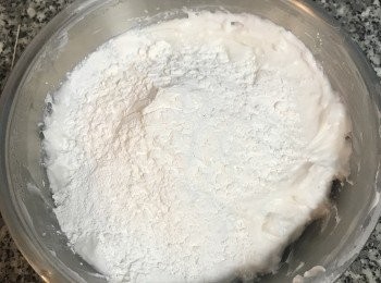 step7: 待熟米漿降到微溫時，便可倒入木薯澱粉，並先略微攪拌；