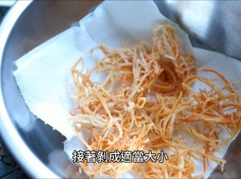 step9: 接著剝成適當大小，撒上適量胡椒鹽調味即可