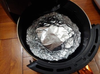 step3: 用另一片錫紙蓋好封口; 放進氣炸鍋； 調至200度焗15分鐘便完成。