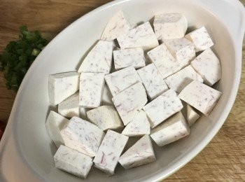 step3: 將芋頭排入容器中；