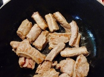 step6: 熱鍋下油將牛肋條煎香。