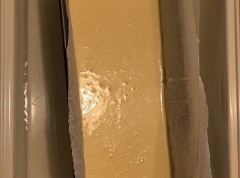 step6: 將蛋糕模具放在已倒入2-3cm熱水烤盤上。
（tips：將蛋糕模具放在注入熱水的烤盤上烤焗，可讓蛋糕有半熟的嫩滑口感。）