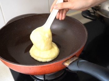 step5: 蛋漿加入平底鑊中，造成圓形，喜歡咸食的可在此時加入芝士及蔥花，蓋上鍋蓋，焗4分鐘，喜歡更熟一點可以多煎1分鐘，