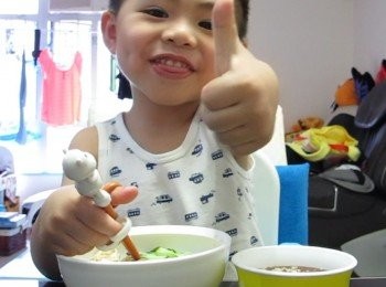 step5: 呢個近期簡直係米豬至愛午餐之一~~ 只要一講: 食冷麵喇~ 佢就會乖乖洗手埋位~ 又可以點汁又有得食, 咁好玩梗係食唔停啦~~仲不停話好味, 要比叻叻我喎~~如果未學jar快筷子嘅小朋友, 可以利用呢個機會好好咁練習呀~~~