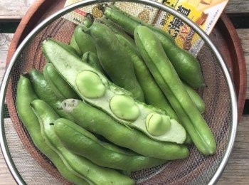 step10: 將⑨倒入盤子裡，然後將煮熟的蠶豆放在湯上作爲裝飾。