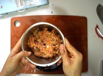 step2: 碎豬肉用調味料拌好後，加入三鮮拌勻備用