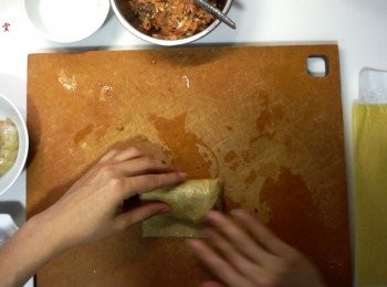 step5: 之後拿出豆皮，先放上三鮮肉餡，再放上蝦包好
之後放入蝦卷，噴少許油