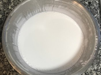 step5: 拌好的生米漿呈水狀；