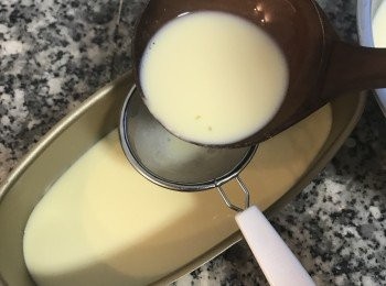 step8: 用濾網濾入模具中。