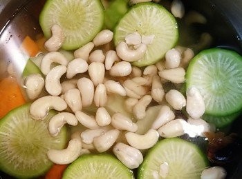 step2: 將所有材料凍水落煲約2小時便成，用高壓煲則煲約18分鐘，喝前再大滾5分鐘落鹽便成。