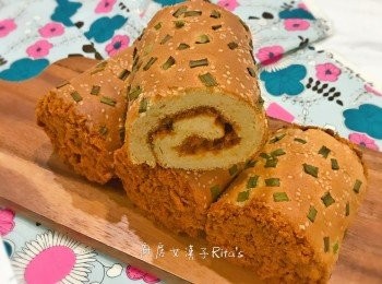 step20: 將蛋糕捲兩邊的切面先沾上美奶滋後再沾滿肉鬆，便完成了喔~~