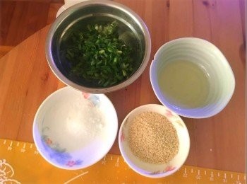 step2: 將蔥洗淨用抹肉紙朔乾水，切粒備用及預備油、鹽、芝麻備用