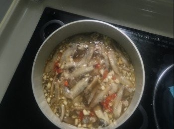 step2: 蒜頭，乾蔥，辣椒，一同放入煲裏面炒香加入紹酒一同煮滾，全部做法可以留意YouTube頻道https://youtu.be/QpvL9Zu6aA8