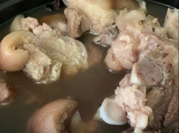 step9: 打開煲蓋，取出豬仔，用食用冰水浸至冷卻，瀝乾水份，放入滷水內浸8 - 10小時(過夜更佳)，即成。