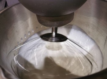 step5: 再把300克淡忌廉用中至高速打起