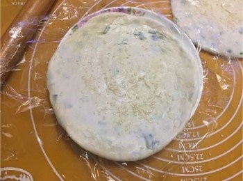 step5: 然後再用手掌壓平、用棍壓成圓形狀。