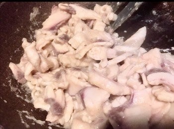 step5: 放少許油，兜炒草魚至半熟