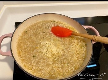 step8: 轉小火，加入黑松露醬拌勻1分鐘後熄火上碟