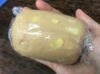 step4: 之後拎出黎切成圓形或整成麥樂雞形狀，掃一掃蛋黃同粟粉係兩邊，細火少少油煎到兩邊金黃即可