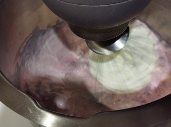 step7: 打至差不多所有士多啤梨蓉跟忌廉完全混合好