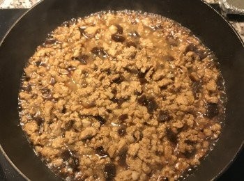 step6: 加入菜心的醬汁小火煮滾，試味道加入水做調整；