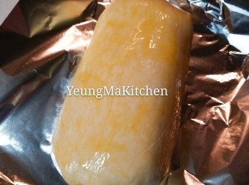 step11: 之後取出酥皮卷，拿走保鮮紙，放在焗盤內，在表面輕鎅幾刀方便讓其透氣，然後塗上蛋黃液。