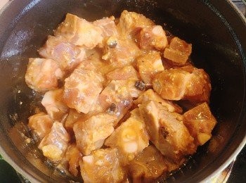 step3: 下醃好的排骨，煎炒至表面微黃，再下柱候醬炒勻。