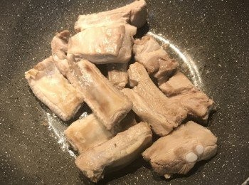 step4: 煮出雜質的排骨用流動水沖洗乾淨，鍋子也洗淨燒熱，下少許油，排骨入鍋煎炒；
