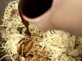 step8: 倒入已混和的醬料繼續返炒至均勻。最後加入麻油略炒，便可上碟。