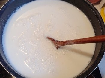 step7: 開大火，一邊煮一邊攪拌至略為滾起，便可關火。放涼約十分鐘左右(不能放涼太久，因寒天粉降到攝氏40度左右的溫度，就會開始凝固。)