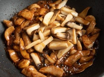 step4: 接著加入其他調味料與杏鮑菇拌炒均勻收汁。