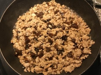 step5: 加入醬油和米酒拌炒上色；