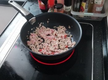 step3: 加入豬肉碎炒熟