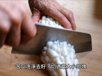 step1: 苦瓜洗淨去籽，切適當大小的塊