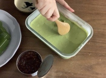 step5: 將寒天粉加入熱水攪溶，倒入容器，放入雪櫃約3小時

最後，將抹茶雪糕+寒天粒＋即食紅豆一罐 。完成。