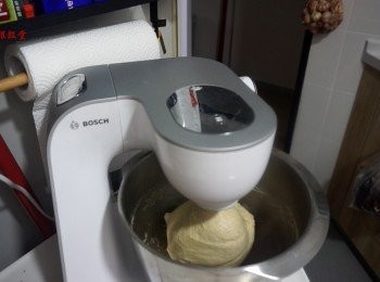 step2: 之後加入鹽、油、速發酵母，打至出膜，大概中低速10-15分鐘就好