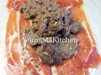 step7: 先在枱面放上一張保鮮紙，在保鮮紙上鋪上巴馬火腿，再在上面平鋪上蘑菇蓉。