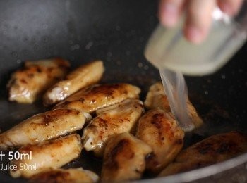 step3: 再來加入檸檬汁，加熱至雞翅熟透。