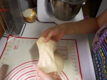 step3: 我是不一定要打到起手套膜的，看到麵團有光澤，你摸起來感受到它的筋性成形和足夠的含水量就好