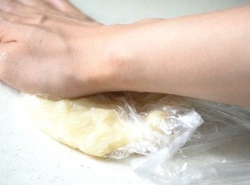 step3: 糯米糰略略放涼後，可以加入少許油份，放入保鮮袋內搓軟壓平。
📝可以用菜油或椰子油，風味較重的橄欖油就不太建議了。