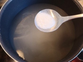 step4: 椰子水小火加熱，糖和寒天粉需要分多次逐少加入，讓其溶化才加入下一次。